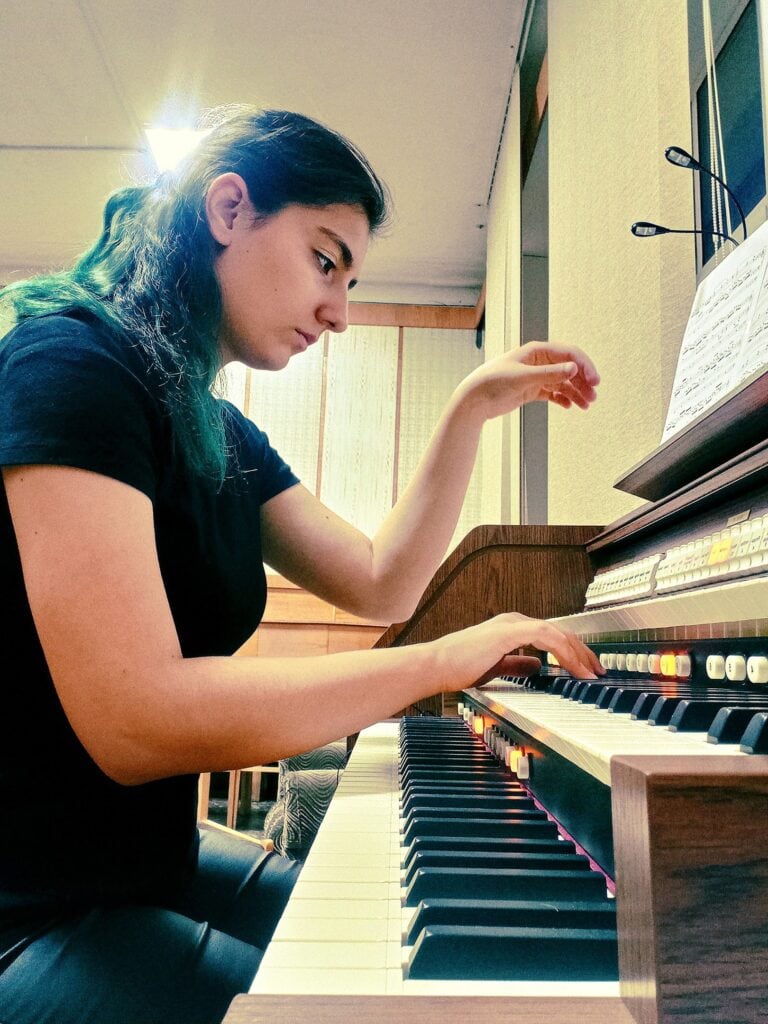 Юлия Шомполова - педагог по фортепиано